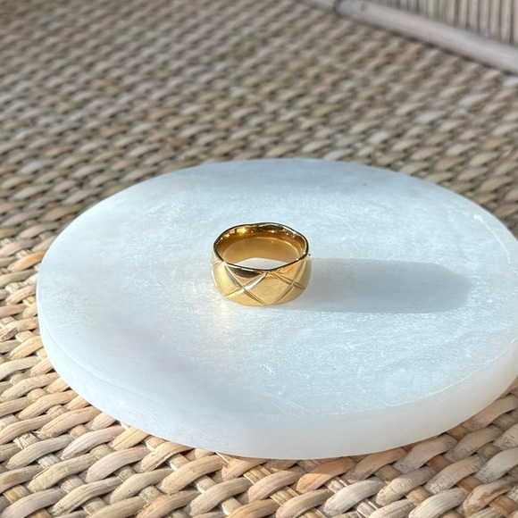 Vintage Jewelry - Gold Quilted Women's Ring